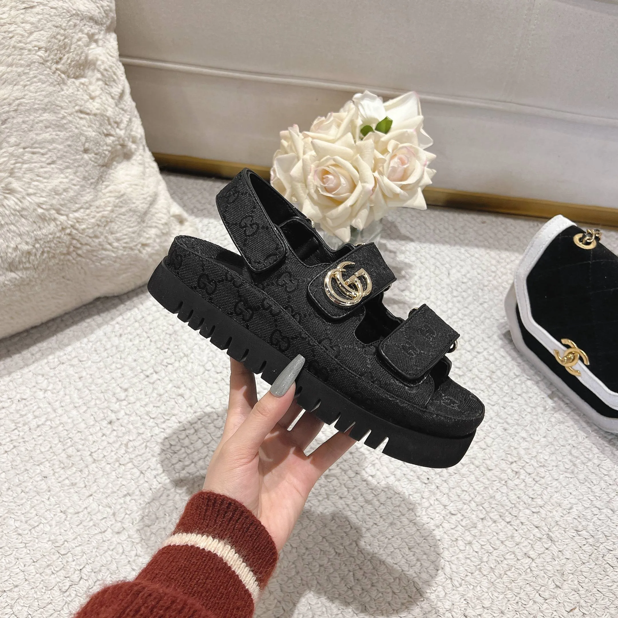 👟👟Ex-factory price 500👟👟Gucci’s modern design aesthetic explores the path of unique craftsmanship, cleverly integrating the brand’s classic elements with its beloved brand logo. The sandal is embellished with the beloved Double G hardware, adding a touch of understated branding to the design, complementing the versatility of the Velcro straps. Outsole: Wear-resistant and easy-to-bend sawtooth rubber foam sole! Ultra-light sole. Natural PU heightening insole. Size: Female 35-41#